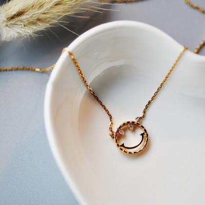 China Vintage 18k Gold Circle Smiley Face Pendant Jewelry Necklace Happy Go Lucky Necklace for sale