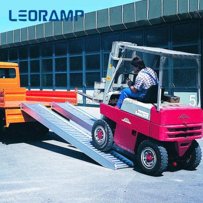 China Heavy Duty Load Heavy Duty Four Wheeler 4T Aluminum Mobility Loading Ramp For Trailers for sale