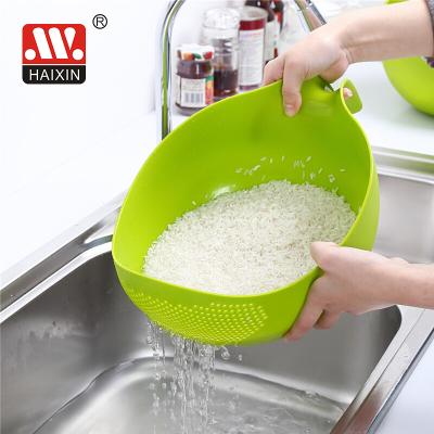 China Sustainable Haixin Kitchen Home Kitchen Fruit Basket Plastic Rice Sieve Vegetable Rolling Colander for sale