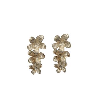 China FASHIONABLE cheap price GC220300 2022 women fashion iron gold plated flower earrings for sale for sale