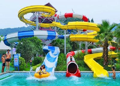 China Spiraalvormige Waterdia's voor van het het Waterpark van de Vakantietoevlucht van de het Materiaalcombinatie het Waterdia Te koop