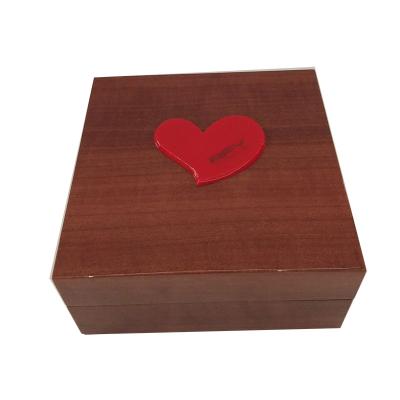 China Handmade MDF with wood veneer in high glossy finish with video for gift packing box for sale