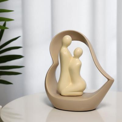 China Lovely UK Small Modern Couple Sculpture Ceramic Accessories Home Decoration For Weddings for sale