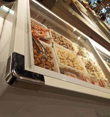 China 150L Modern Commercial Mobile Feezer Refrigerated Display Cabinet Horizontal Frozen Seafood Cabinet for sale