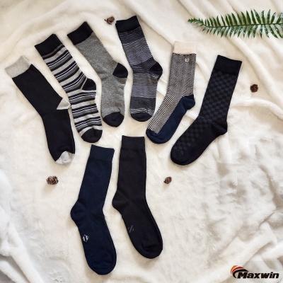 China Breathable Unisex Socks Striped Sweat-absorbent Regular Sporty Quick Dry Socks Comfortable Crew Socks for sale