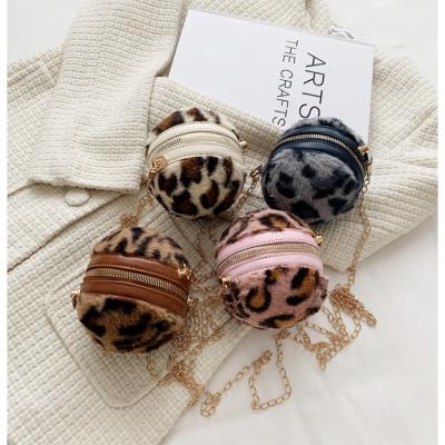 China High Quality Girls Bag Print Fashionable Personality Leopard Central Institute Style Western Chain Across The Shoulder Mini Plush Small Round Bag for sale