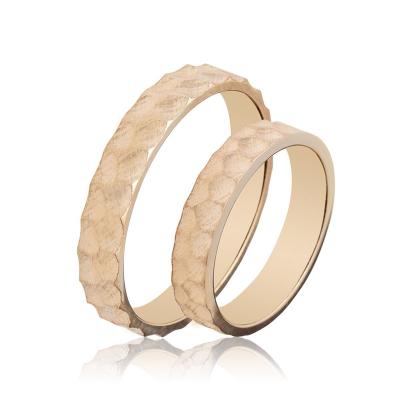 China Fashionable Custom Design Gold Plated Hammered Brush Finish Dummy Couple Wedding Rings For Display for sale