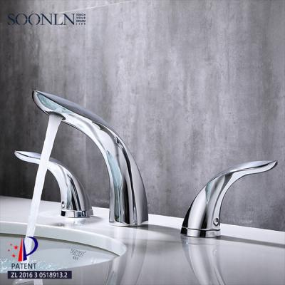 China High Quality Chrome Hot And Cold Water Double Handle Three Hole Mixer Tap Bathroom Basin Faucet Faucet for sale