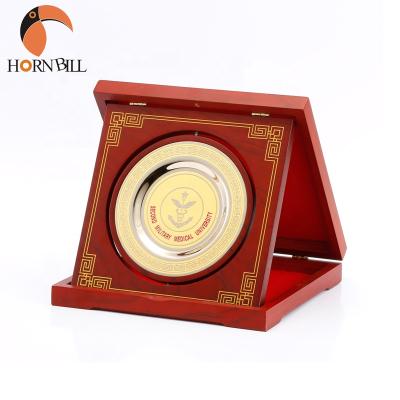 China China Hornbill Custom Design Promotion Gift 24k Gold Round Shape Reward Metal Plate Plaque With Wooden Box for sale