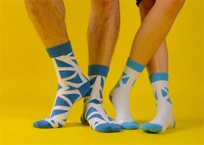 China Men's sporty dri-fit colorful cozy cotton socks in custoinzed OEM design for sale