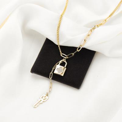 China FASHIONABLE Womens 14K Gold Necklace Designs Gold Plated Lock And Key Pendant Necklace for sale