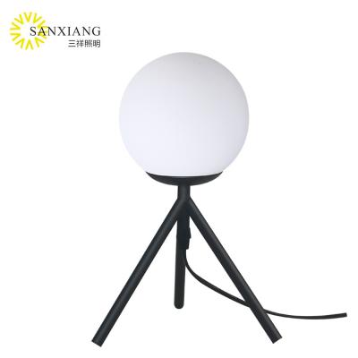 China Simple Modern White Hotel Lamp Shade Desk Lamp Night Light Bedside E27 Home Decorative White Table Lamp for sale