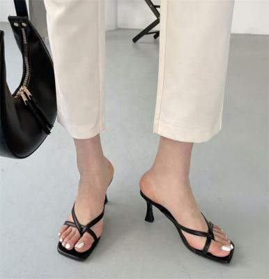 China 115242 Fashion Trend DEleventh Shoes 2022 Style Square Toe Clip Flip Flop Sandals Slippers Simple Kitten Heels Women Shoes White Black Heels for sale