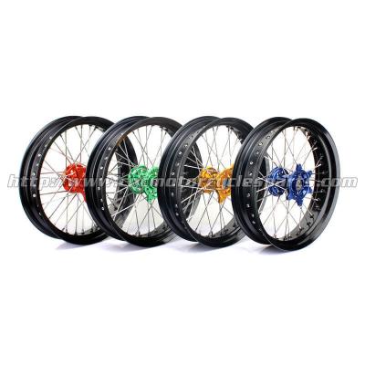 Chine Les roues faites sur commande arrière avant de moto ont forgé les roues noires de Supermoto de jantes de l'alliage 17 à vendre