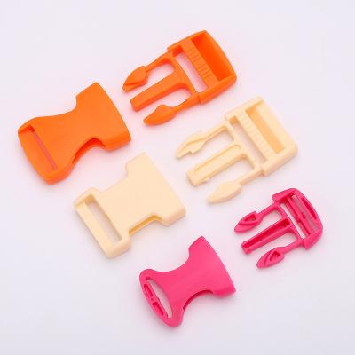 Cina Europe High Quality Plastic Material Colorful Belt Buckle For Pet For Bag in vendita