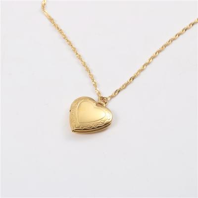 China Fashionable White Pendant Frame Stainless Steel Custom Logo 18K Gold Plated Jewelry Heart Pendant Necklace for sale