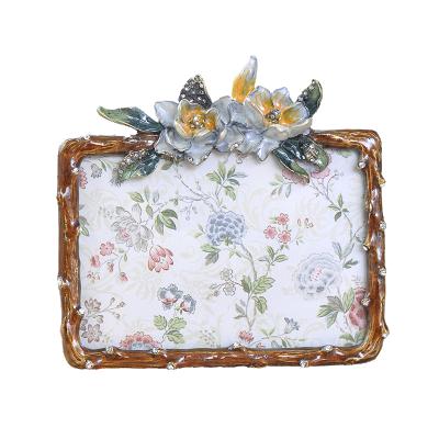 China Unique Handmade ALLOY Flower Shaped Alloy Photo Frames Wedding Favor Elegant Love Photo Frame for sale