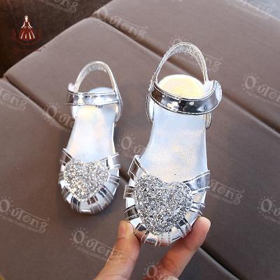 China Size 6-9 Butterfly Round Shiny Leather Rubber Soft Strap Rhinestone Open Toe Flat Party Pageant Princess Sandals Kids Stylish Shoes for sale