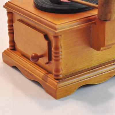 China Classic Tasteful Home Decoration Classic Phonograph Design A Wooden Music Box for sale