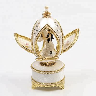 China Hand Carved Carving Egg Music Box 2018 Popular Gifts Decorated Jewel Box Fancy Goose Egg Music Box for sale