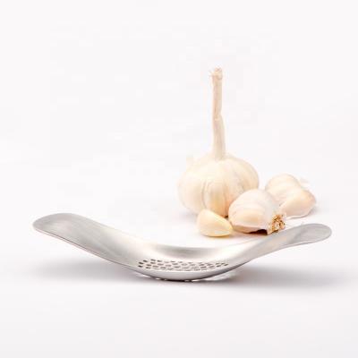 China Innovative viable metal kitchen accessories, new design of manual garlic press for sale