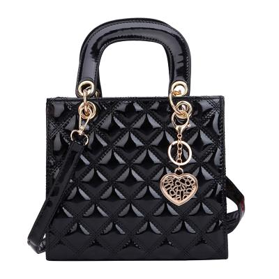 China Fashion Large Quilted Handbags For Women 2021 Luxury Women Plaid Handbags For Women Designer Purses Heart Shape Decoration Bags for sale