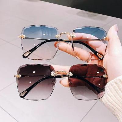 China Fashion Sunglasses 2021 Wholesale Fashion Ladies Shades Gradient Lens Luxury Round Rimless Women Sun Glasses for sale