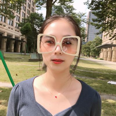 China Fashion Sunglasses Metal Frame Unisex Oversized Sunglasses Women Shape Big Sun Glasses Than Women Shading UV400 for sale