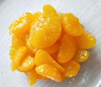 Chine Mandarine en boîte par vente chaude dans l'origine lourde de Chinois conserve de fruits de paquet de bidon de sirop de la lumière Syrup/in à vendre