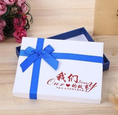 Chine Boîte-cadeau fait sur commande en gros de luxe de papier d'emballage avec le ruban, boîte-cadeau blanc de bijoux de papier de mariage avec la fermeture de ruban à vendre