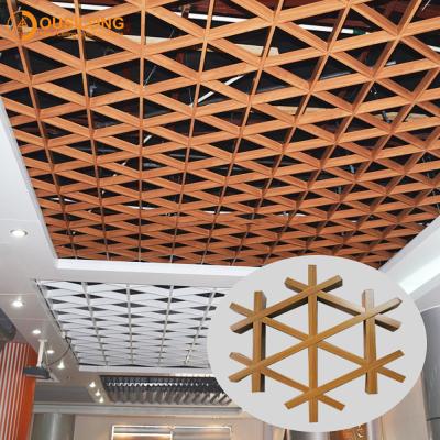 China Speciaal van het het Aluminiumprofiel Opgeschort Plafond van de Ontwerpdriehoek van het het Metaalnet Decoratief Vals het Plafondsysteem Te koop