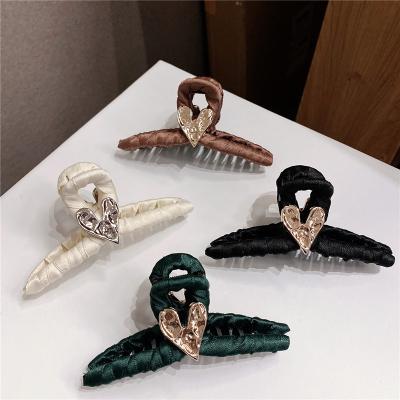 China 11.5cm Heart Hair Clips Smart Casual Big Hair Claw Geometric Metal Hair Clips Slings Love Autumn And Winter Plush Hair Claw For Women for sale