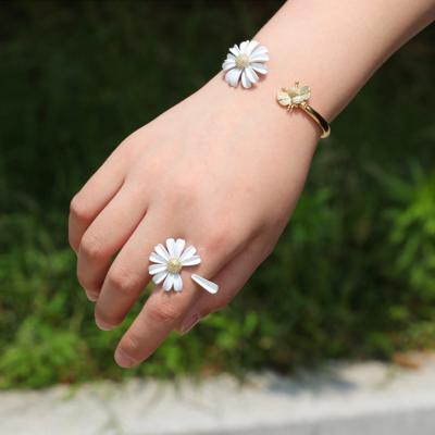 China Baking Cute Painting Fashion Daisy Bee Opening Design Metal Adjustable Bracelet Women With Rings for sale