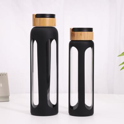 China 1000ml Sustainable Glass Drinking Water Bottle With Silicone Sleeve New 2020 Glass Bottle For Water for sale