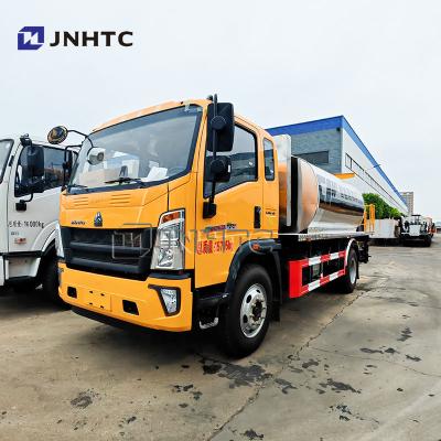 China Warmgeemulgeerde HOWO 7000 liter Asfaltverdeler Truck Spreader Bitumen Spraying Truck Te koop