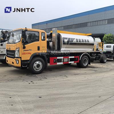 China HOWO 6 Wheel Asphalt Bitumen Distributor Bitumen Sprayer Truck For Sale for sale