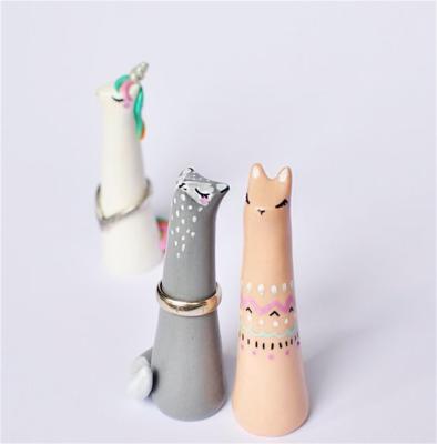 China Eco-friendly Cute Animal Ceramic Ring Holder Display Home Hotel Jewelry Accessory Custom Cat Jewelry for sale