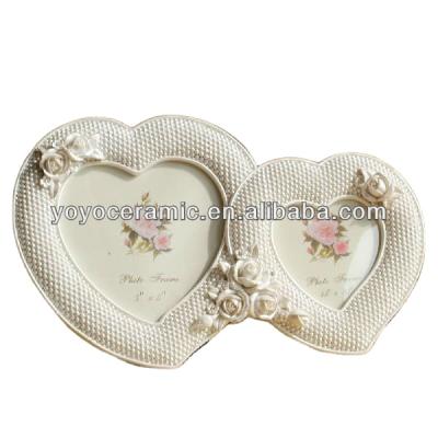 China Home Decoration Sweet White Flower Resin Double Heart Love Photo Frame for sale