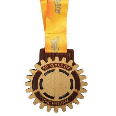 China Custom Europe Wooden Medal Marathon Games Hanging Wooden Medal Laser Engraving Color Draw Sports Medals for sale