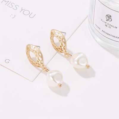 China Creative Metal Earrings Women New Pearl Earrings Romantic Geometric Simple Circular Cavity Earrings for sale