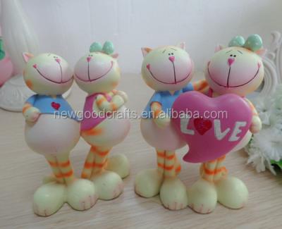 China Pair around the world the small Polyresin figurines of Cat Ornaments Sweet Holiday Gifts for sale