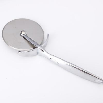 China Disposable Hot Selling Kitchen Tools Zinc Alloy Pizza Cutter for sale