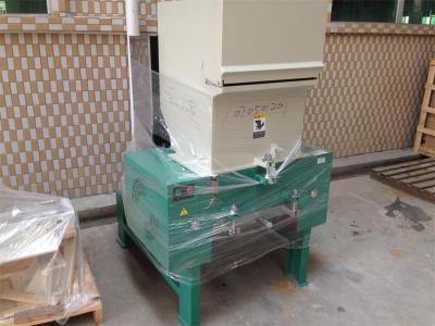 China Recycling 75HP / 55KW Flake Blade Granulator Hard Defect Plastic Parts for sale