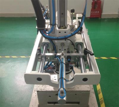 China Industrial Swing Arm Robot 120T Mold Single Stage Injection Moulding Robots for sale