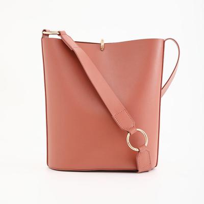 China Fashion Top Layer Cowhide Shoulder Bag Other Style Cowhide Bucket Bag Women Korean Simple Leather Messenger Bag for sale