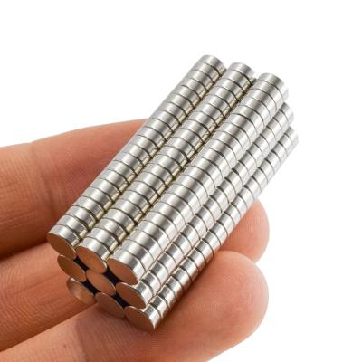 China Industrial Magnet 5*2mm rare earth permanent magnetic ndfeb round small min fridge magnet rare earth neodymium magnet for sale