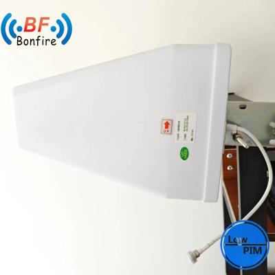 China Wide Band Indoor Omni Antenna 698-4000MHz 3G/4G/GSM/LTE White with N Female Connector for sale