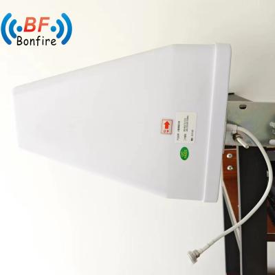 Chine Antenne de plafond montage omnidirectionnel pour intérieur 698-4000MHz RF Antenne omni à vendre