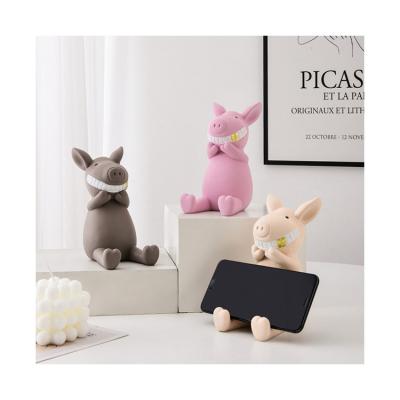 China 2022 Best Selling Resin Product Quality Pig Resin Stand Cell Phone Cute Smile Holders for sale