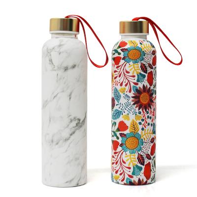 China Sustainable Full Wrap Marble Printing High Borosilicate Glass Water Bottle With Strap Lid 600ml for sale